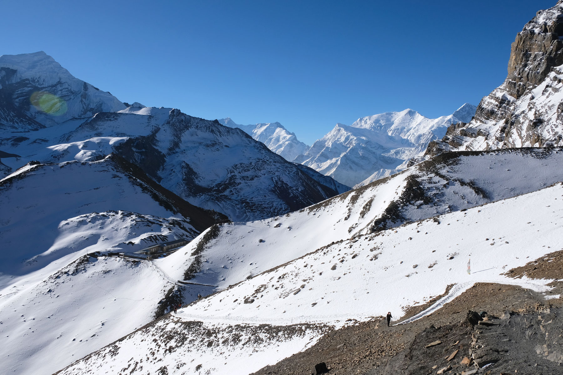 Das High Camp des Annapurna Circuit inmitten schneebedeckter Berge.