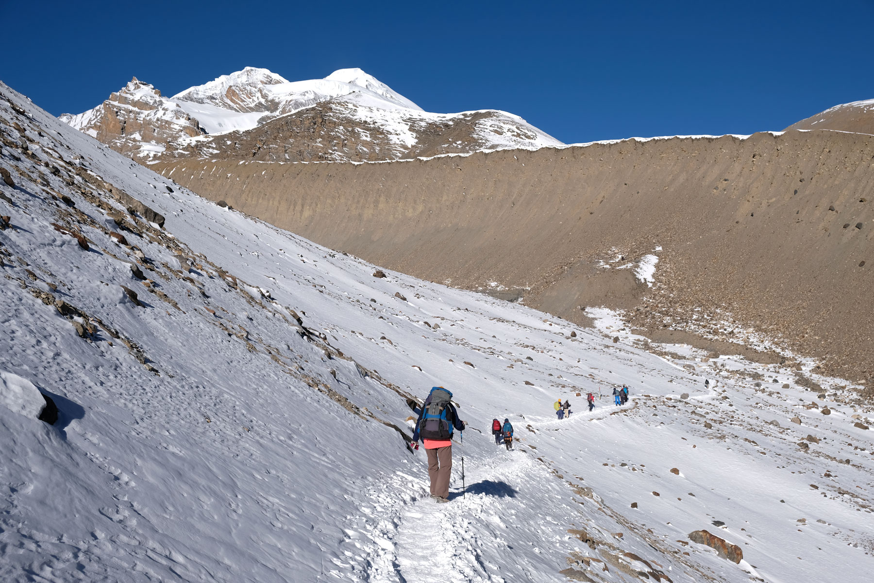 Leo und andere Wanderer auf einem schneebedeckten Pfad auf dem Annapurna Circuit.