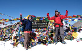 Leo uns Sebastian jubeln auf dem Thorong La Pass.