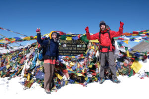 Leo uns Sebastian jubeln auf dem Thorong La Pass.