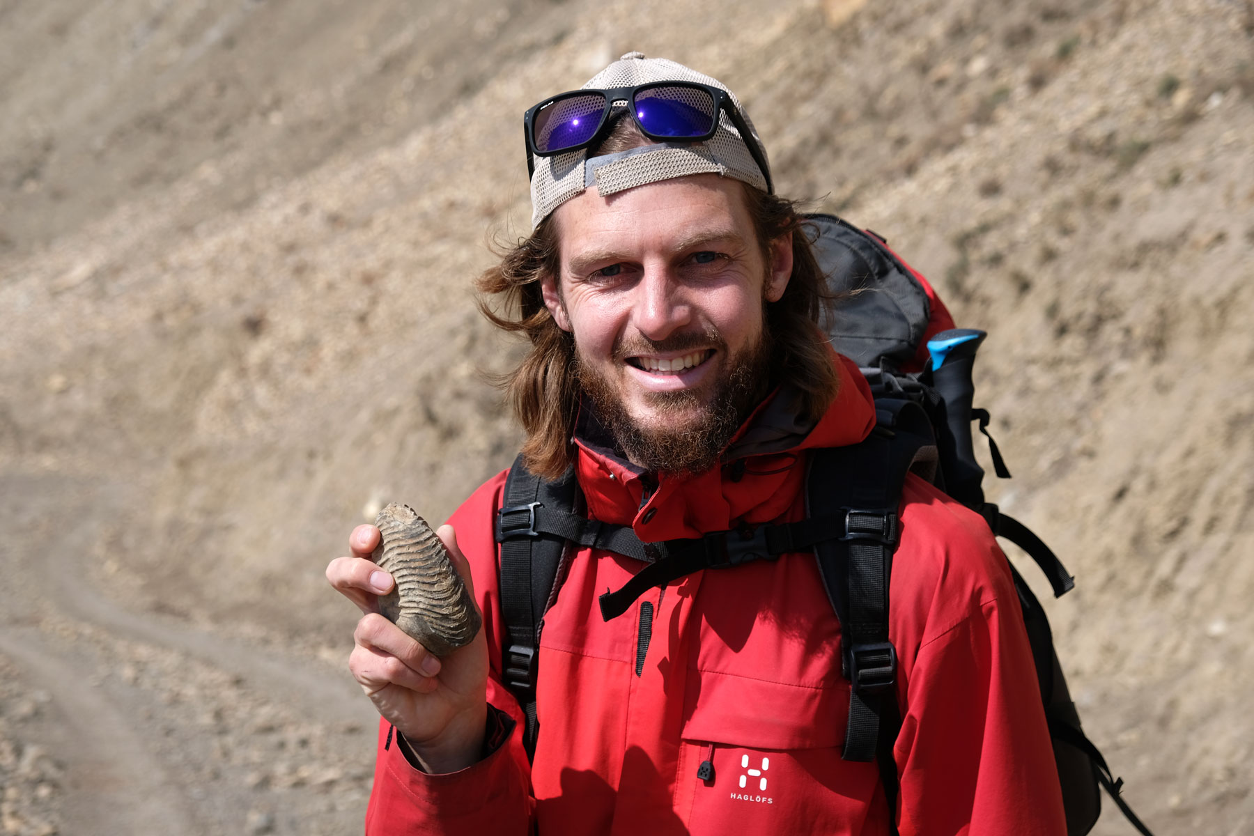 Sebastian hält ein Fossil in der Hand.