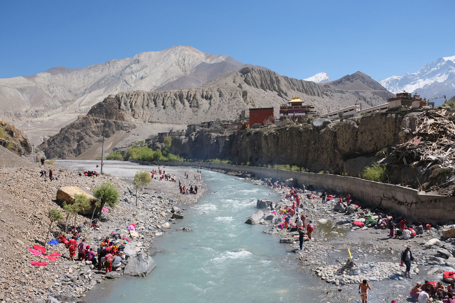 Menschen baden bei Kagbeni im Kali Gandaki Fluss.