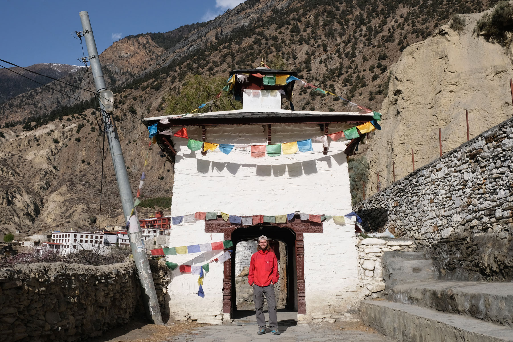 Sebastian vor dem Eingangstor des Dorfs Marpha auf dem Annapurna Circuit.