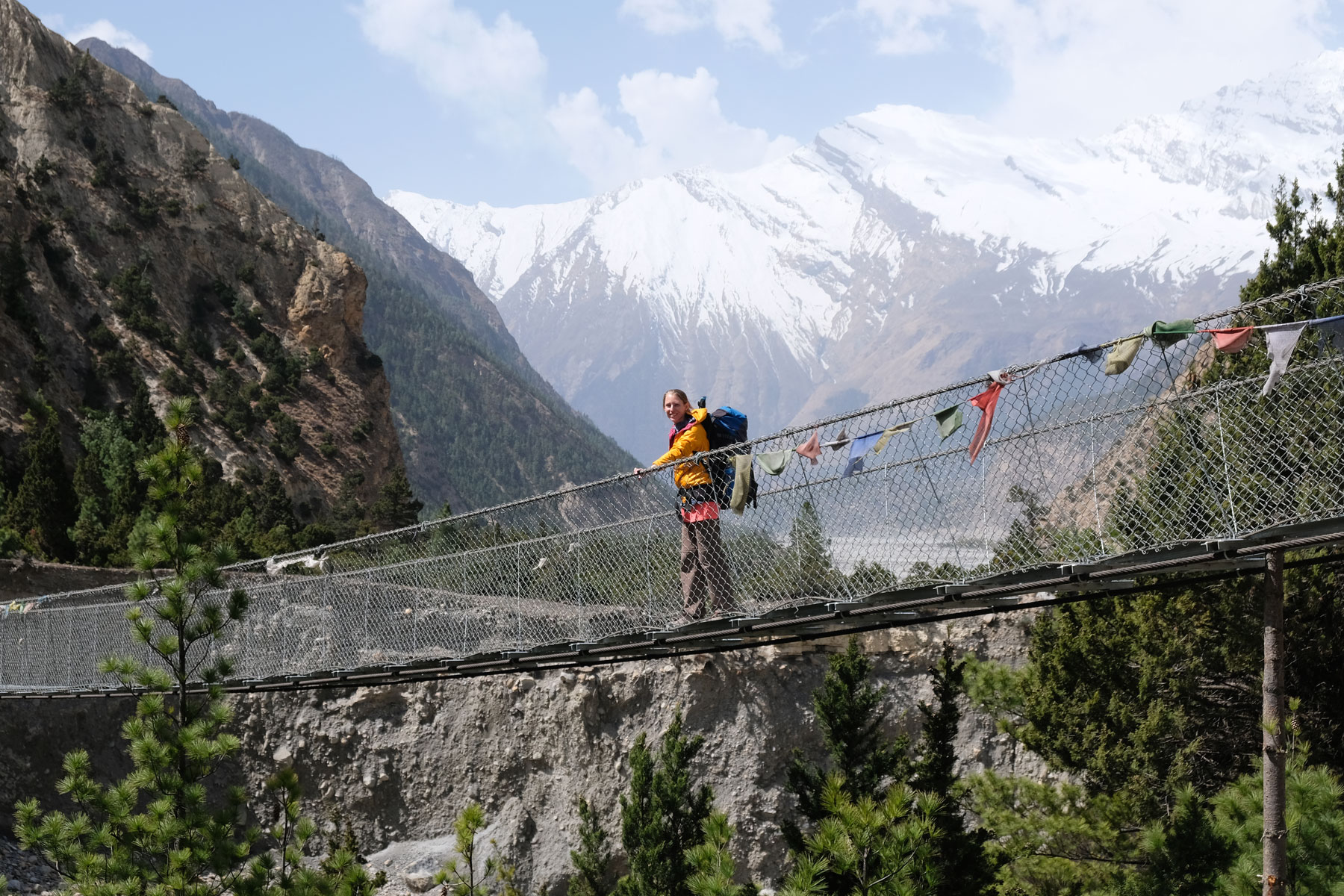 Leo auf einer Hängebrücke auf dem Annapurna Circuit.