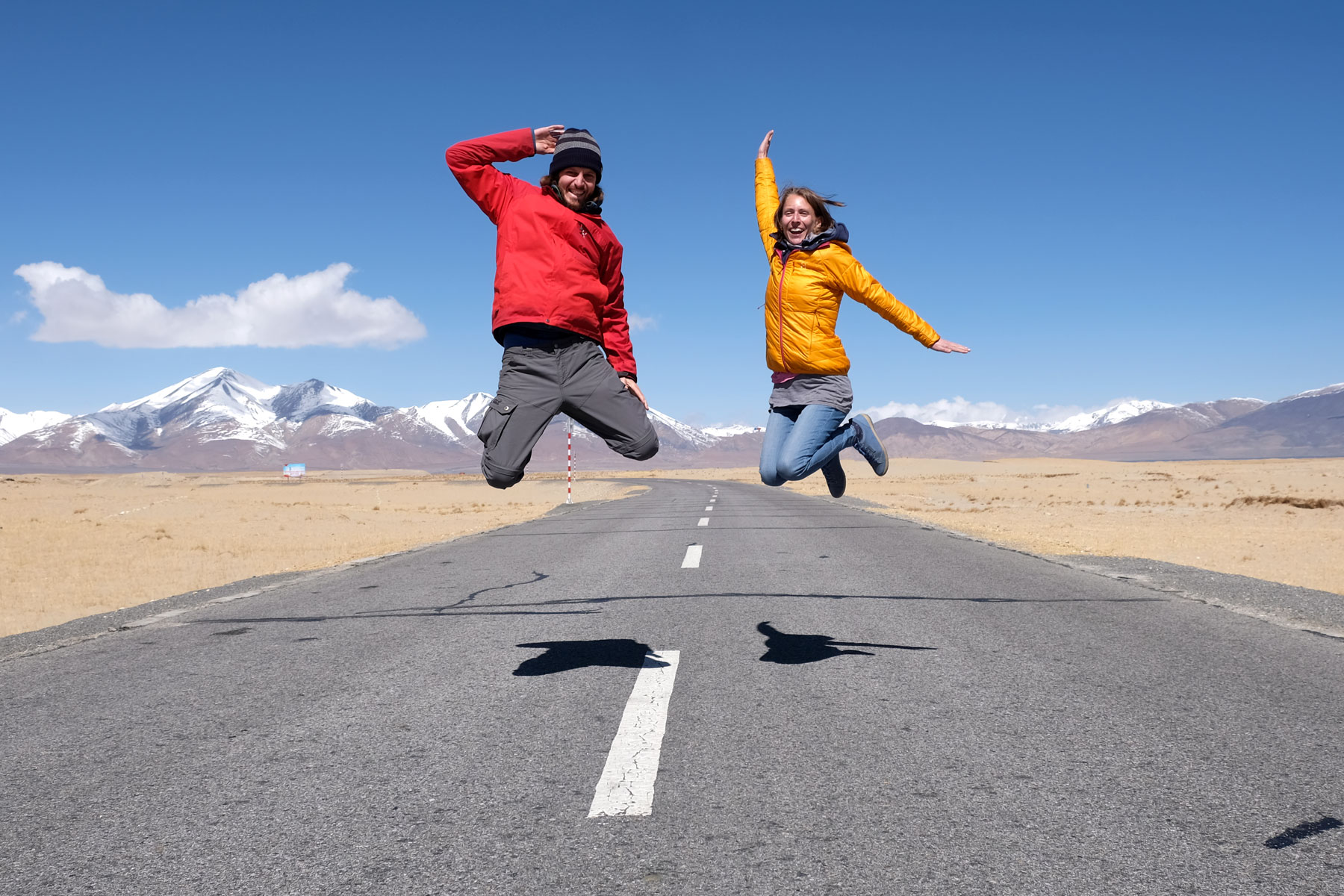 Sebastian und Leo springen auf dem Friendship Highway in Tibet in die Luft.