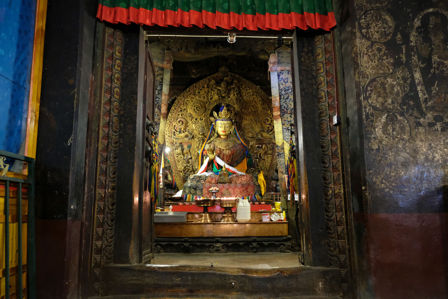 Goldene Buddhastatue in einem buddhistischen Kloster in Tibet.