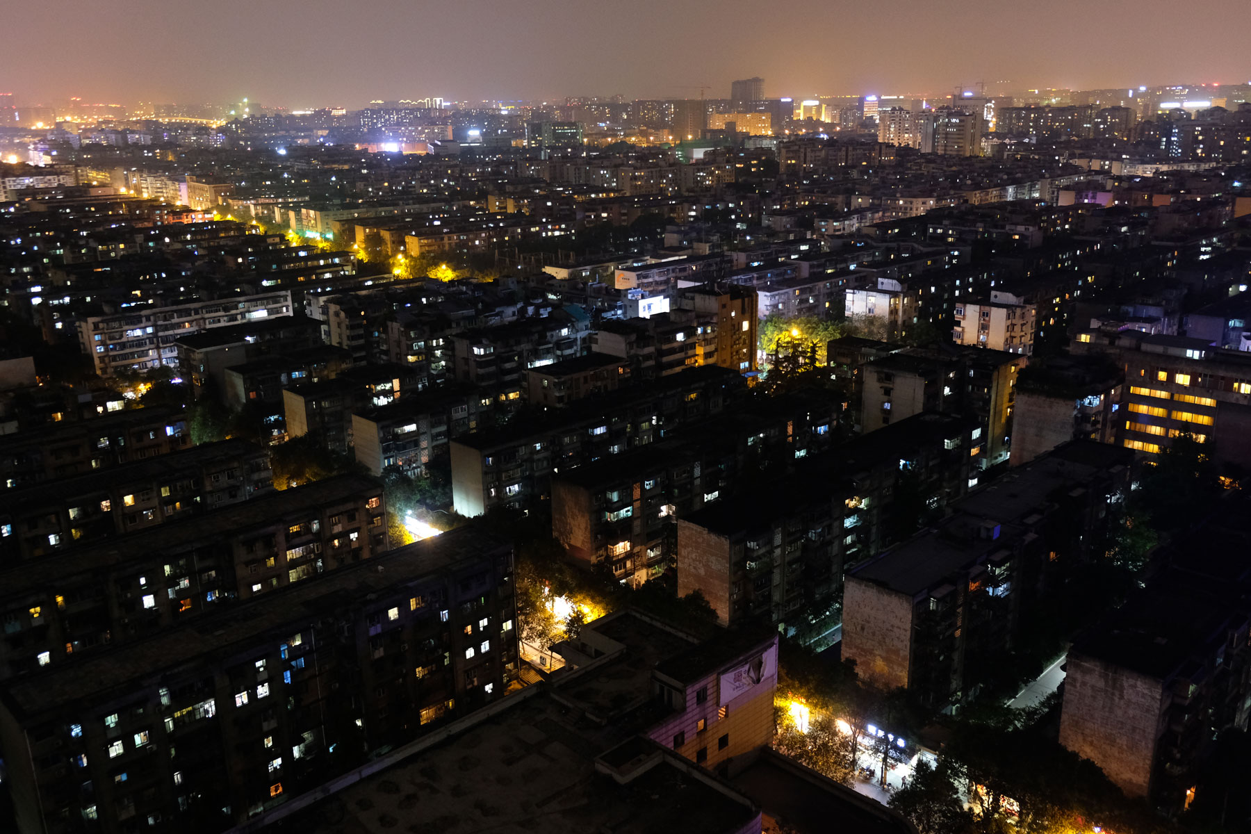 Wohnhäuser in Chengdu bei Nacht.