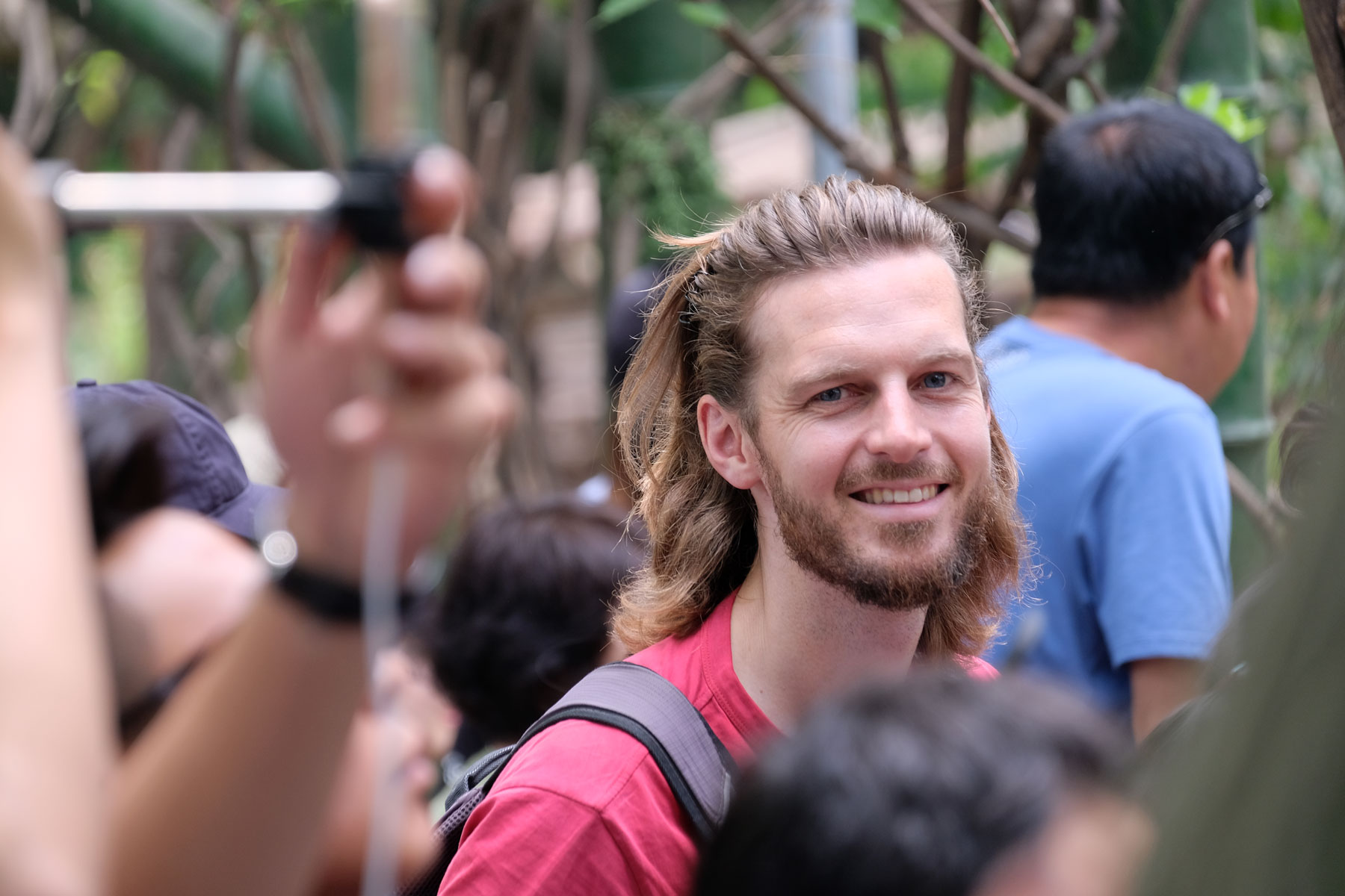 Sebastian und chinesische Besucher in der Panda Aufzuchstation in Chengdu.