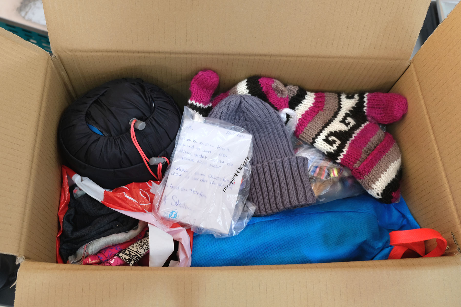 Der Inhalt eines Pakets. Winterkleidung.