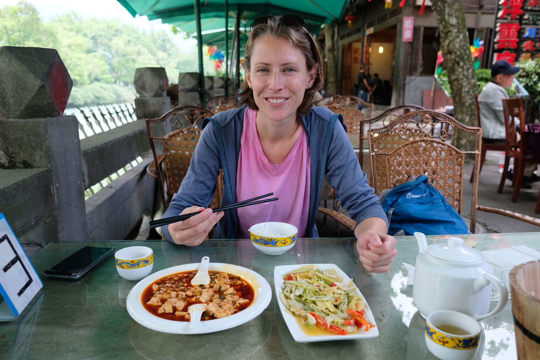 Leo isst chinesisches Essen beim Bewässerungssystem von Dujiangyan.