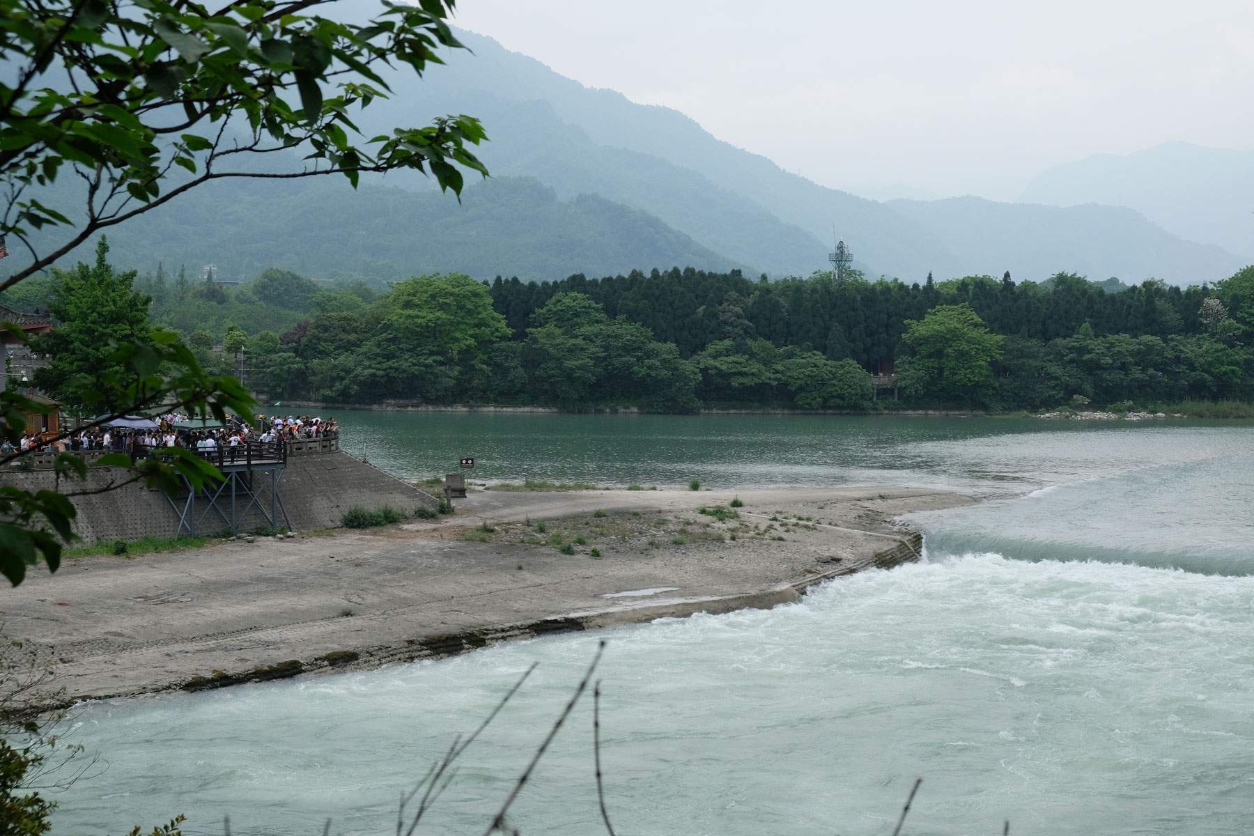 Das Fischmaul des Bewässerungssystems von Dujiangyan in China.