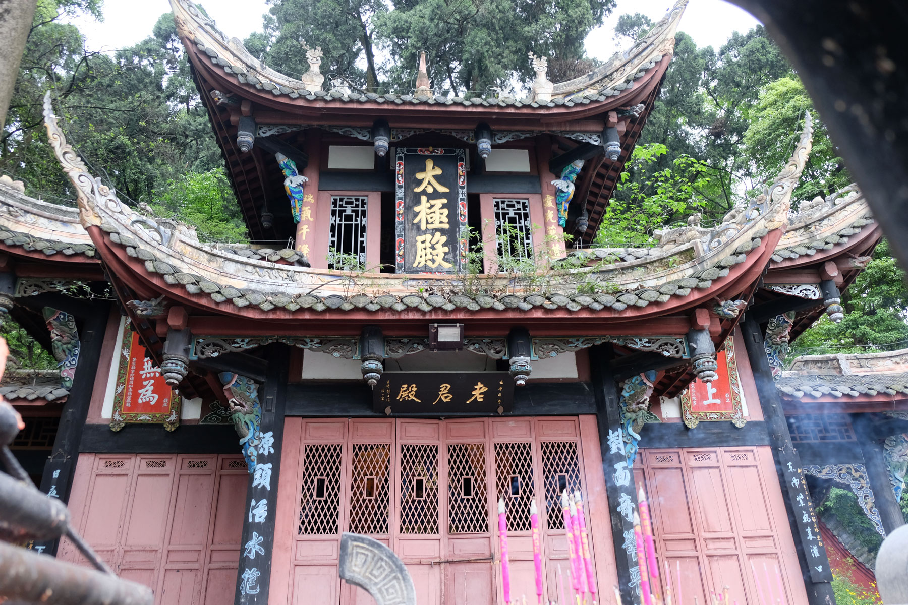 Ein chinesischer Tempel nahe des Bewässerungssystems von Dujiangyan.