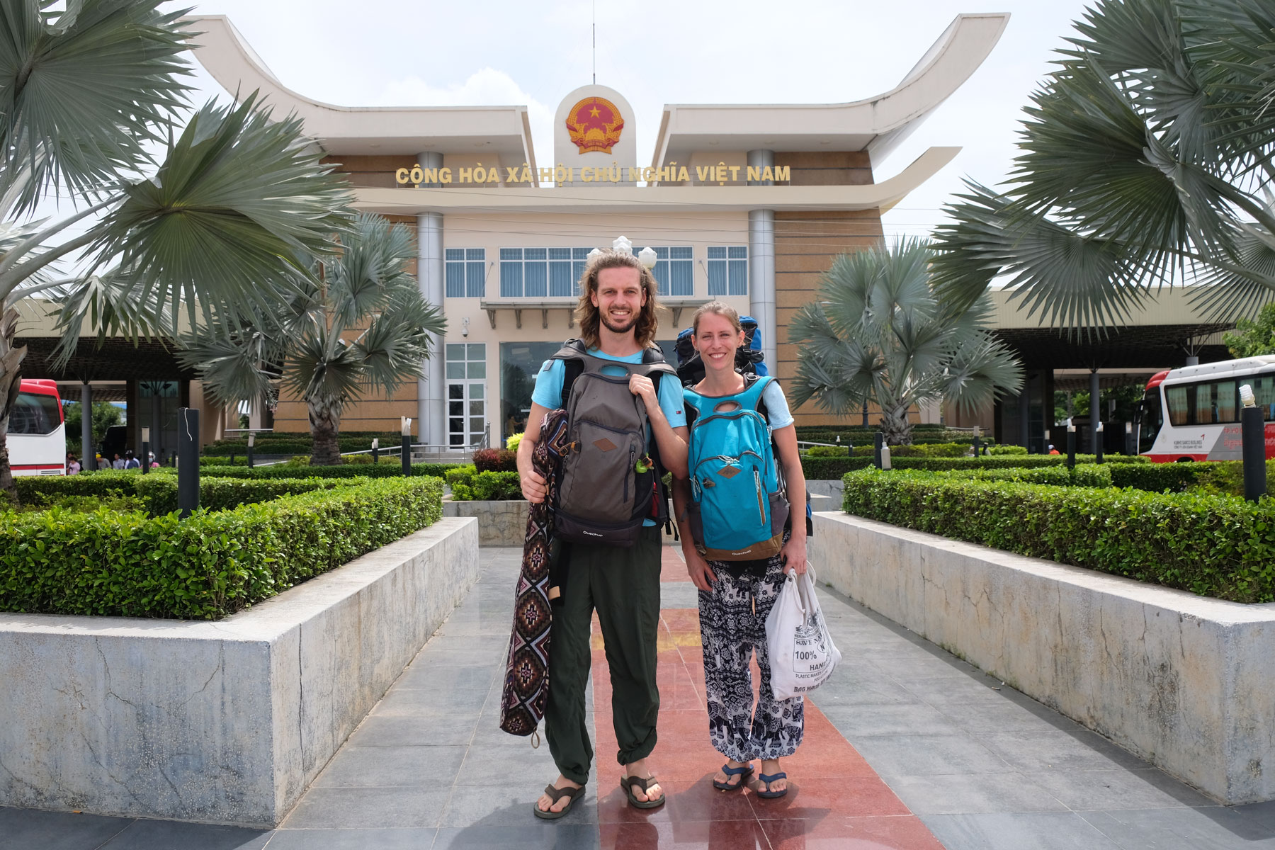 Sebastian und Leo vor einem vietnamesischen Grenzgebäude.