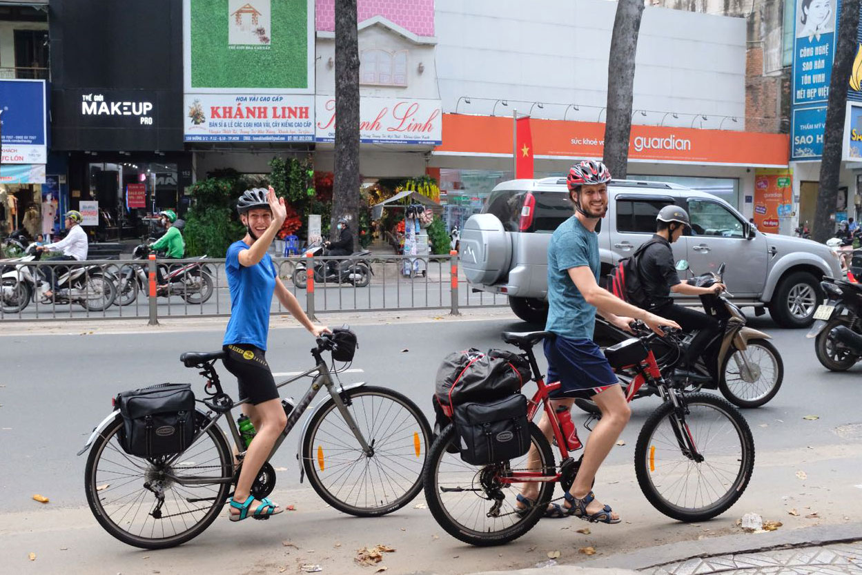 Leo und Sebastian auf Fahrrädern in Ho Chi Minh Stadt.