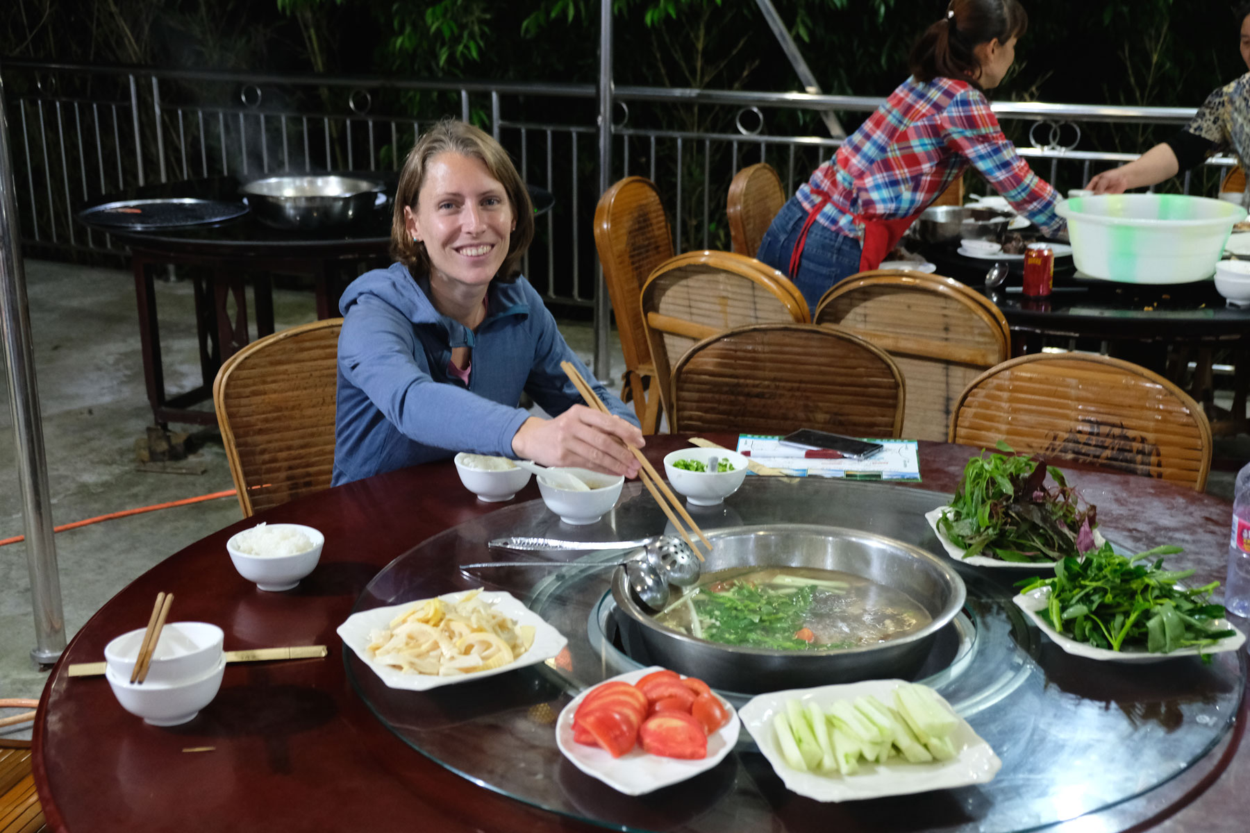 Leo isst im Bambuswald des Shunan Zhuhai Nationalparks einen chinesischen Hot Pot.