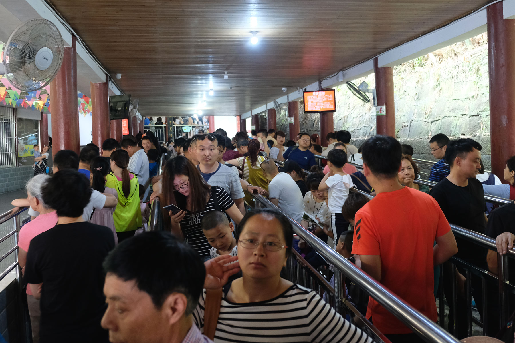 Warteschlange bei der Gondelbahn im Shunan Zhuhai Nationalpark.