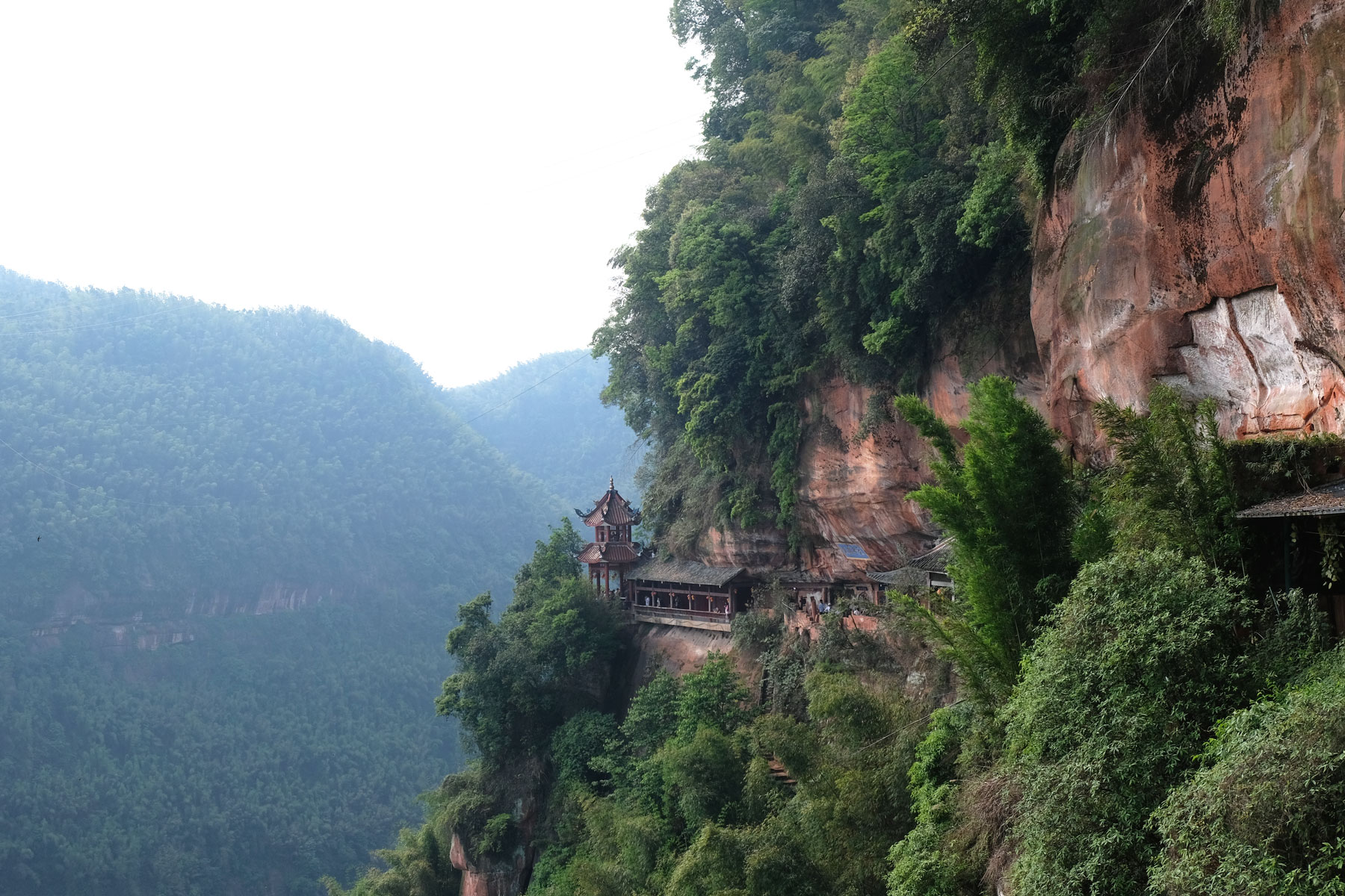 Ein chinesischer Tempel, der an die Felsen im Shunan Zhuhai Nationalpark gebaut wurde.