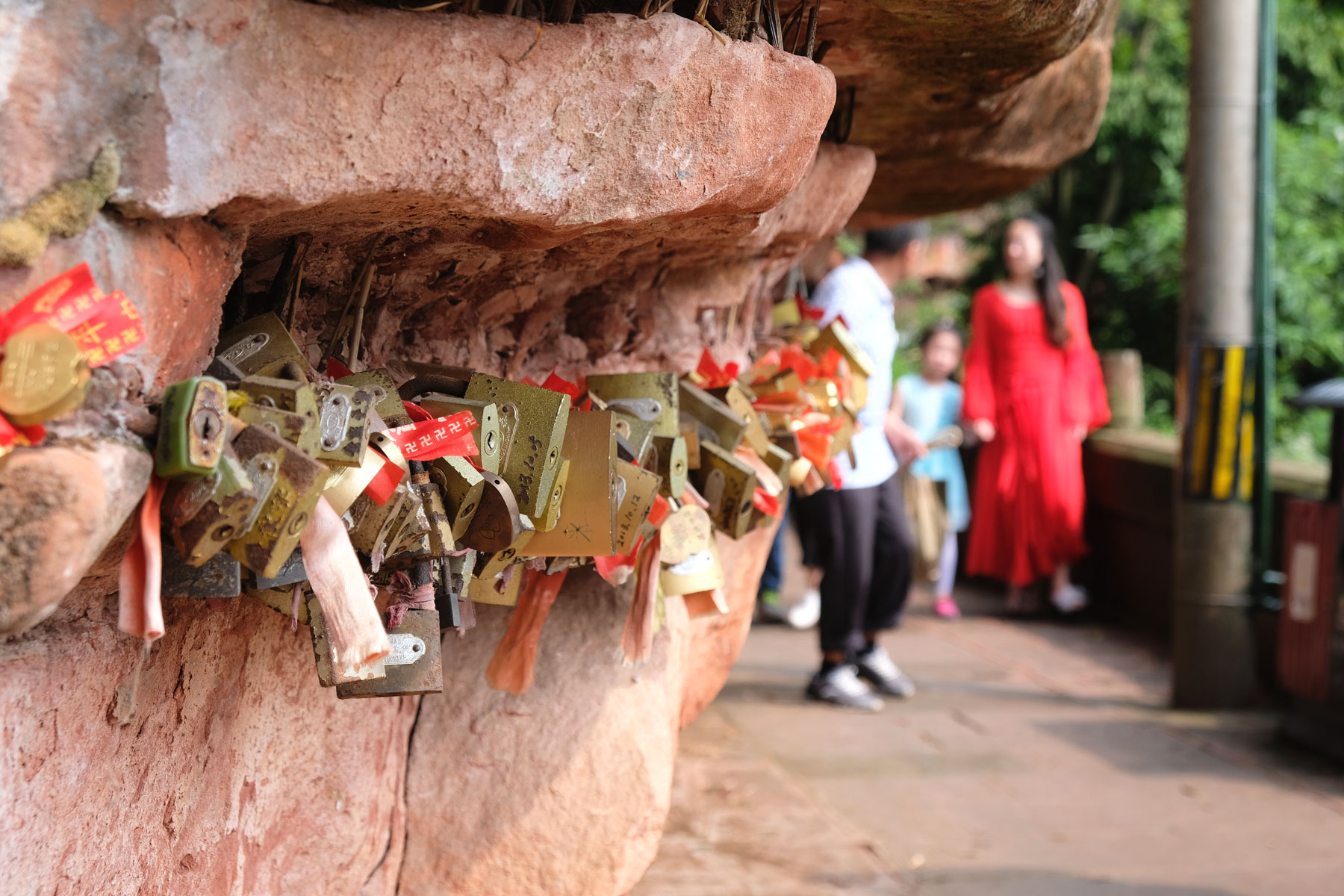 Vorhängeschlösser an einem Felsen im Shunan Zhuhai Nationalpark.