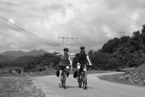 Leo und Sebastian fahren Fahrrad in Vietnam.