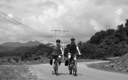 Leo und Sebastian fahren Fahrrad in Vietnam.