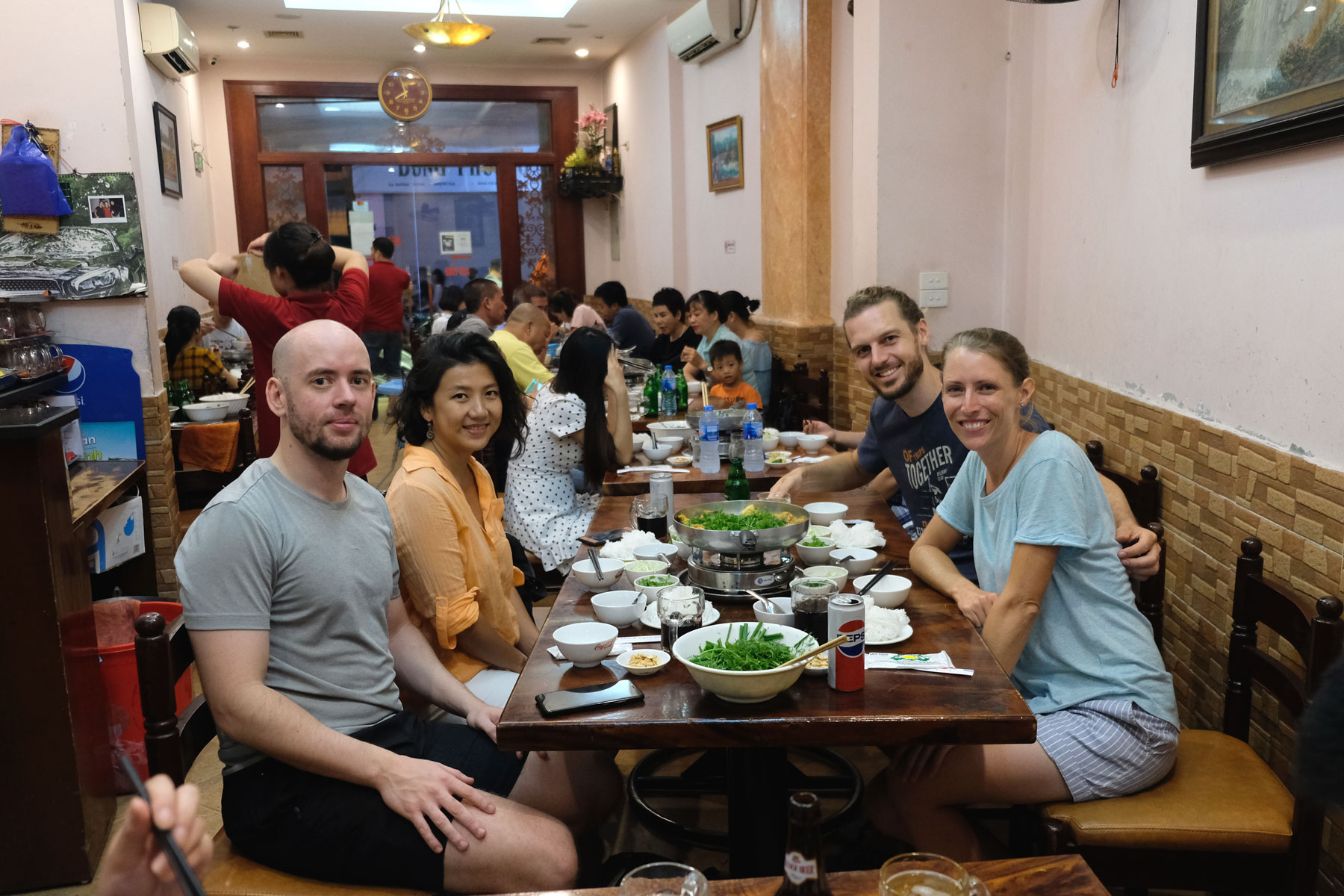 Sebastian und Leo mit Freunden beim Abendessen in Hanoi.