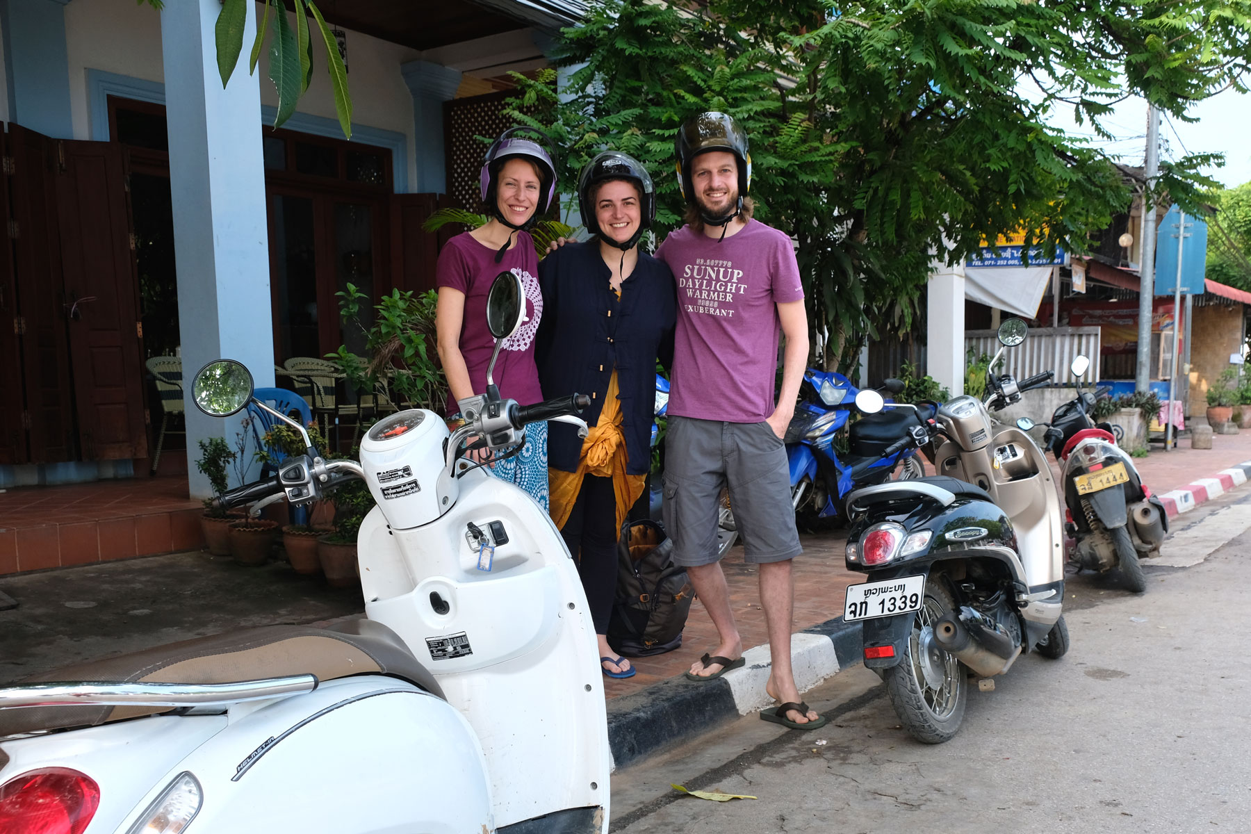 Leo und Sebastian mit Bella und drei Motorrollern.