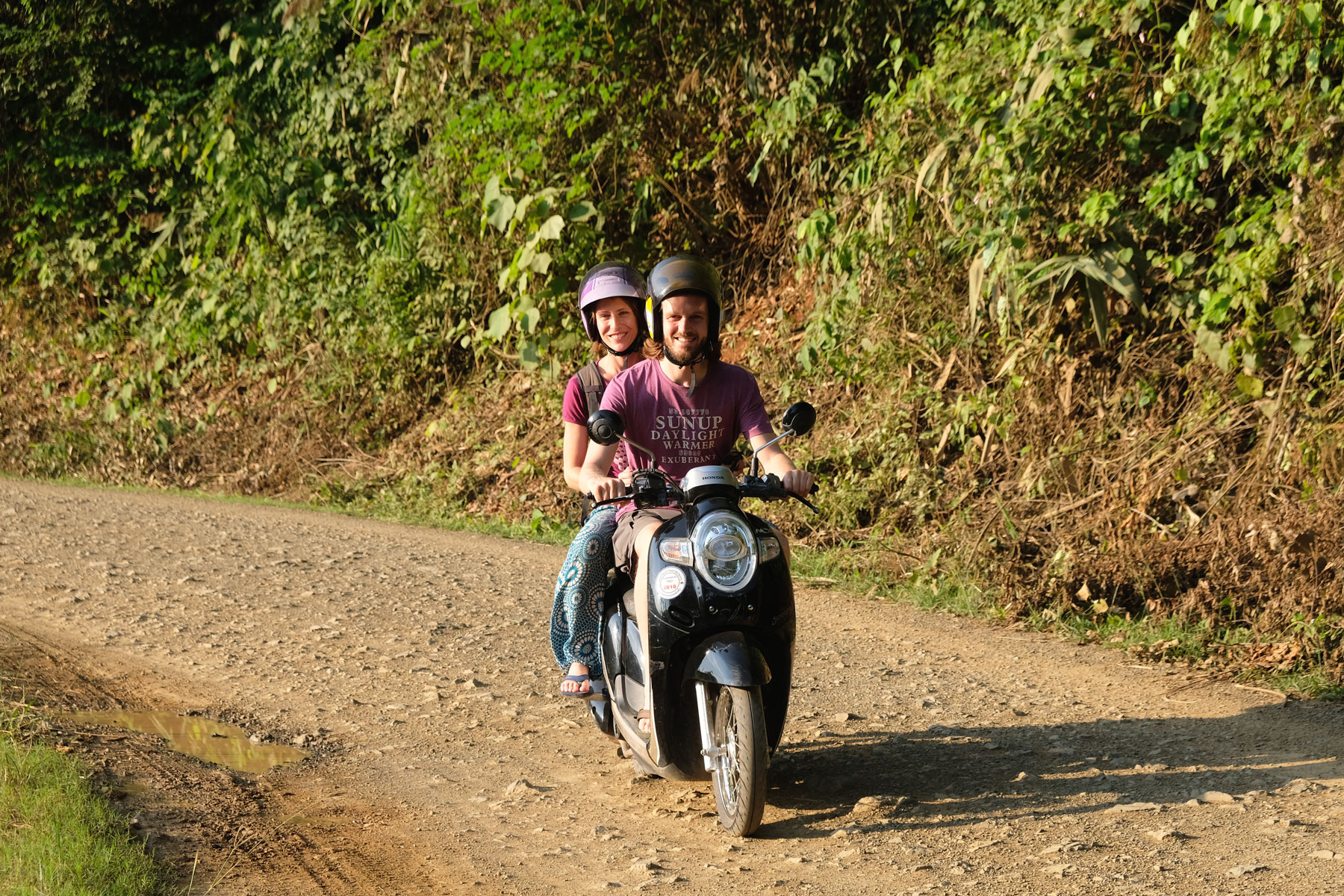 Sebastian und Leo fahren in Laos auf einem Motorroller.