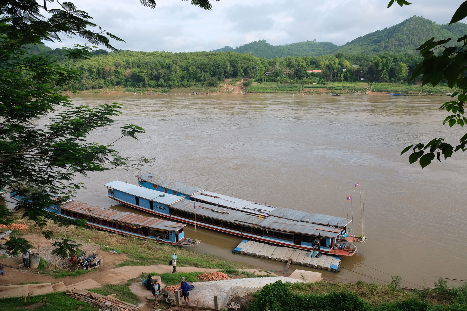 Zwei Slow Boats an der Anlegestelle von Luang Prabang.