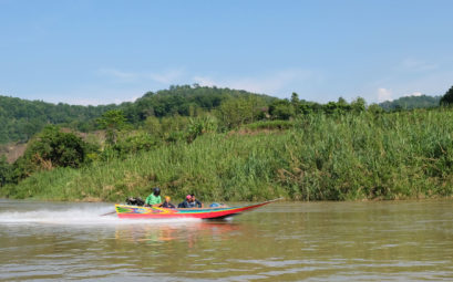 Ein Speed Boat fährt auf dem Mekong.