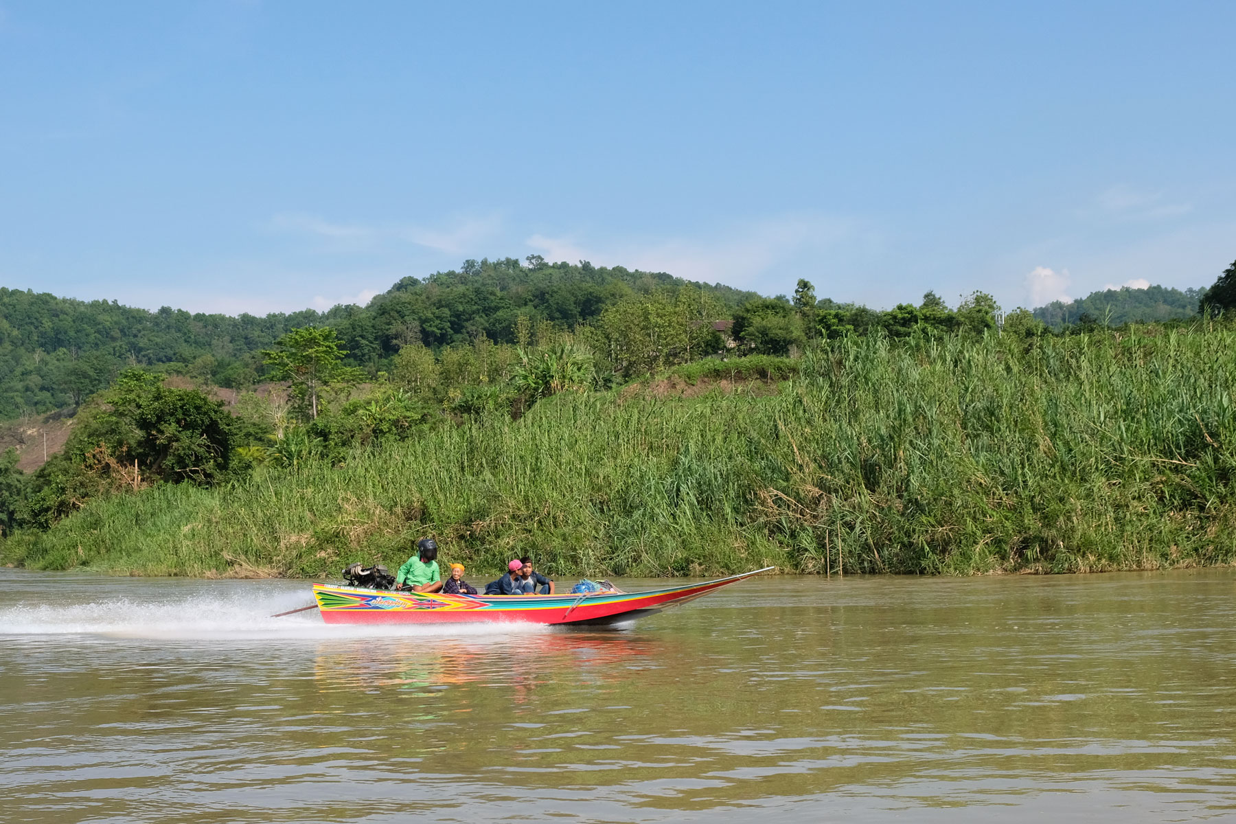 Ein Speed Boat fährt auf dem Mekong.