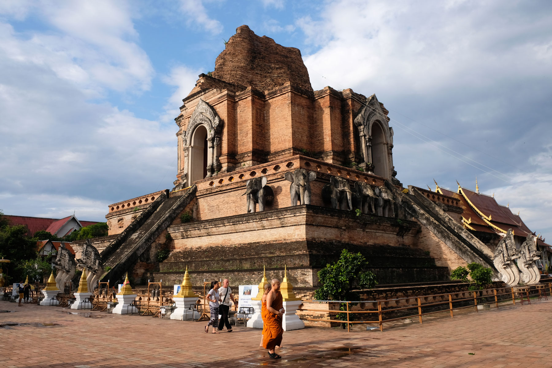 Buddhistische Mönche vor einem Tempel in Chiang Mai.
