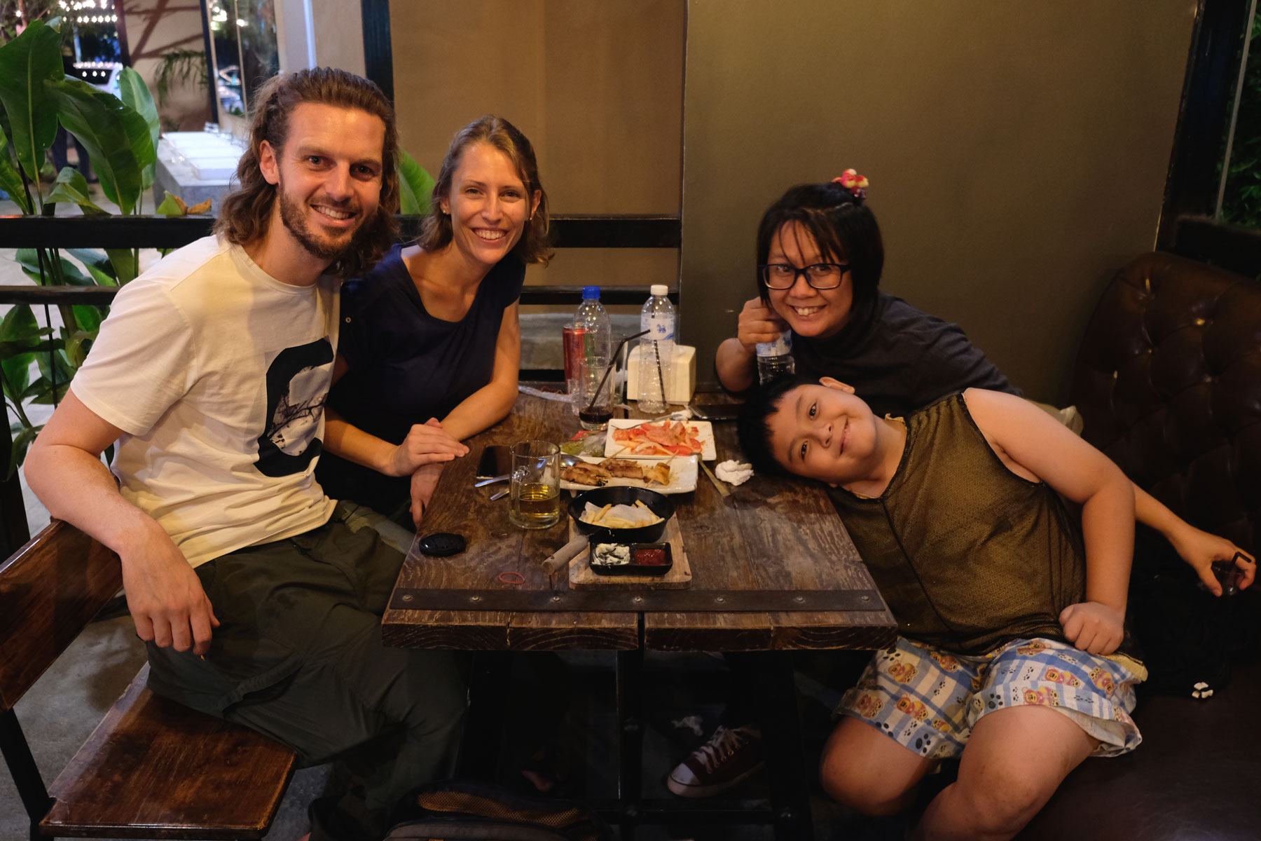 Sebastian und Leo mit ihren Couchsurfing-Gastgebern in Chiang Mai.