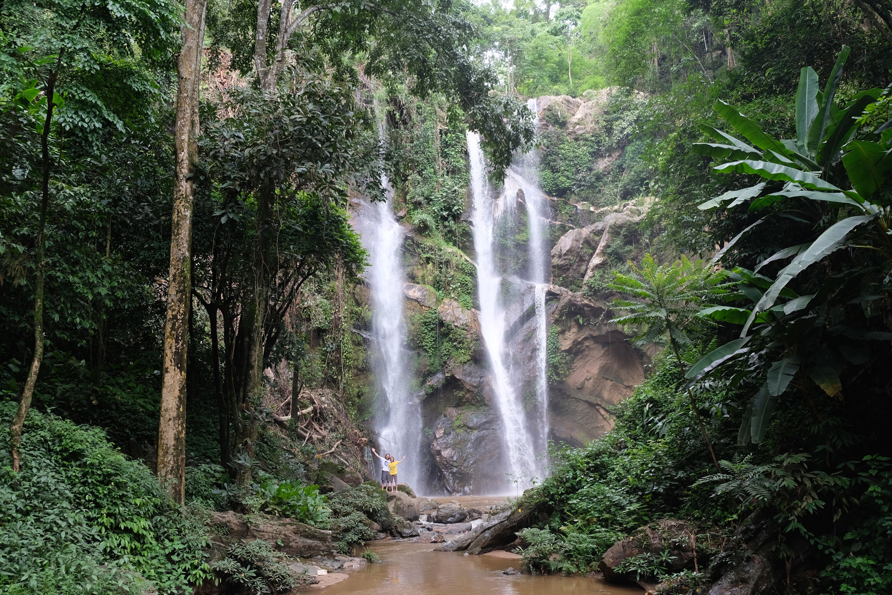 Leo und Sebastian vor dem Mork Fa Wasserfall.
