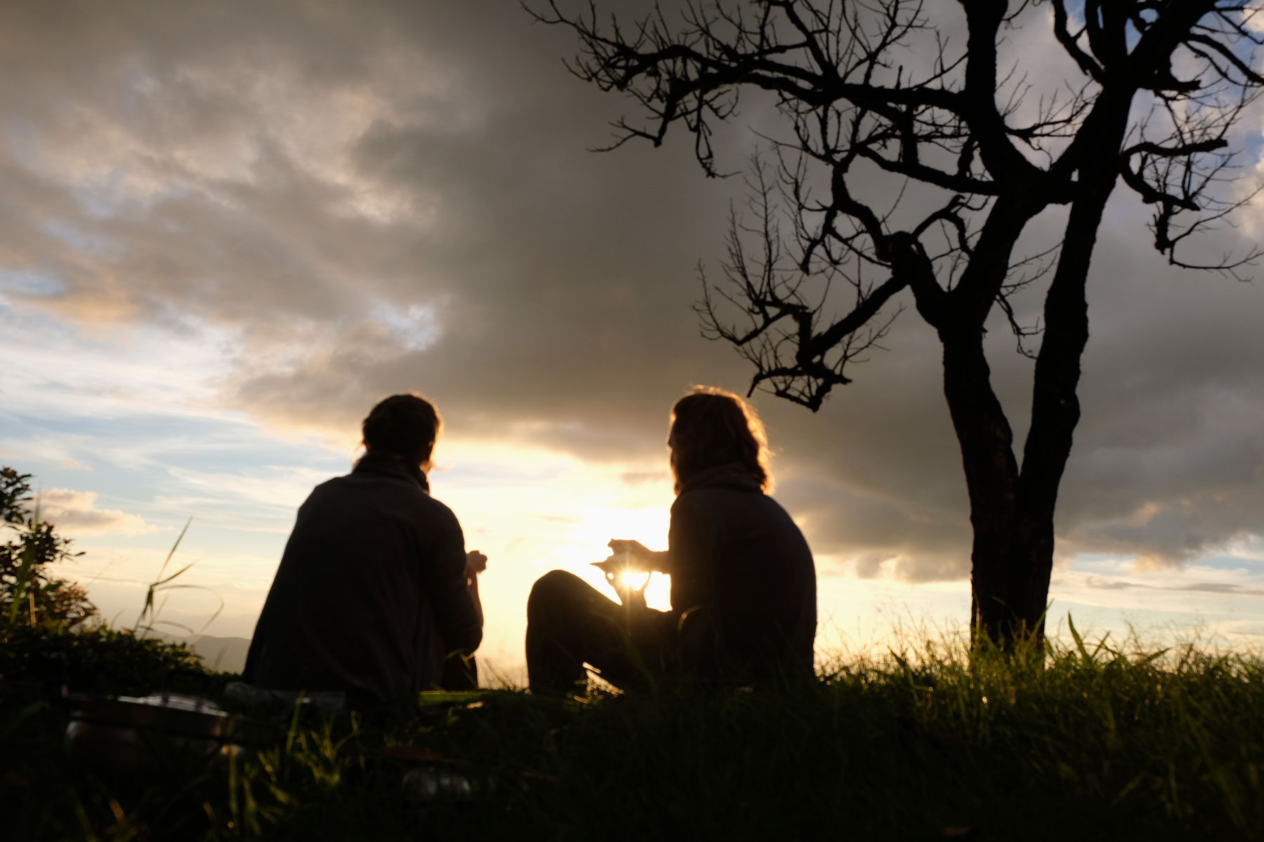 Die Silhouetten von Leo und Sebastian beim Sonnenuntergang im Nordosten Thailands.