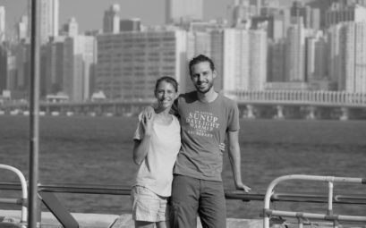 Leo und Sebastian vor der Skyline von Hongkong.