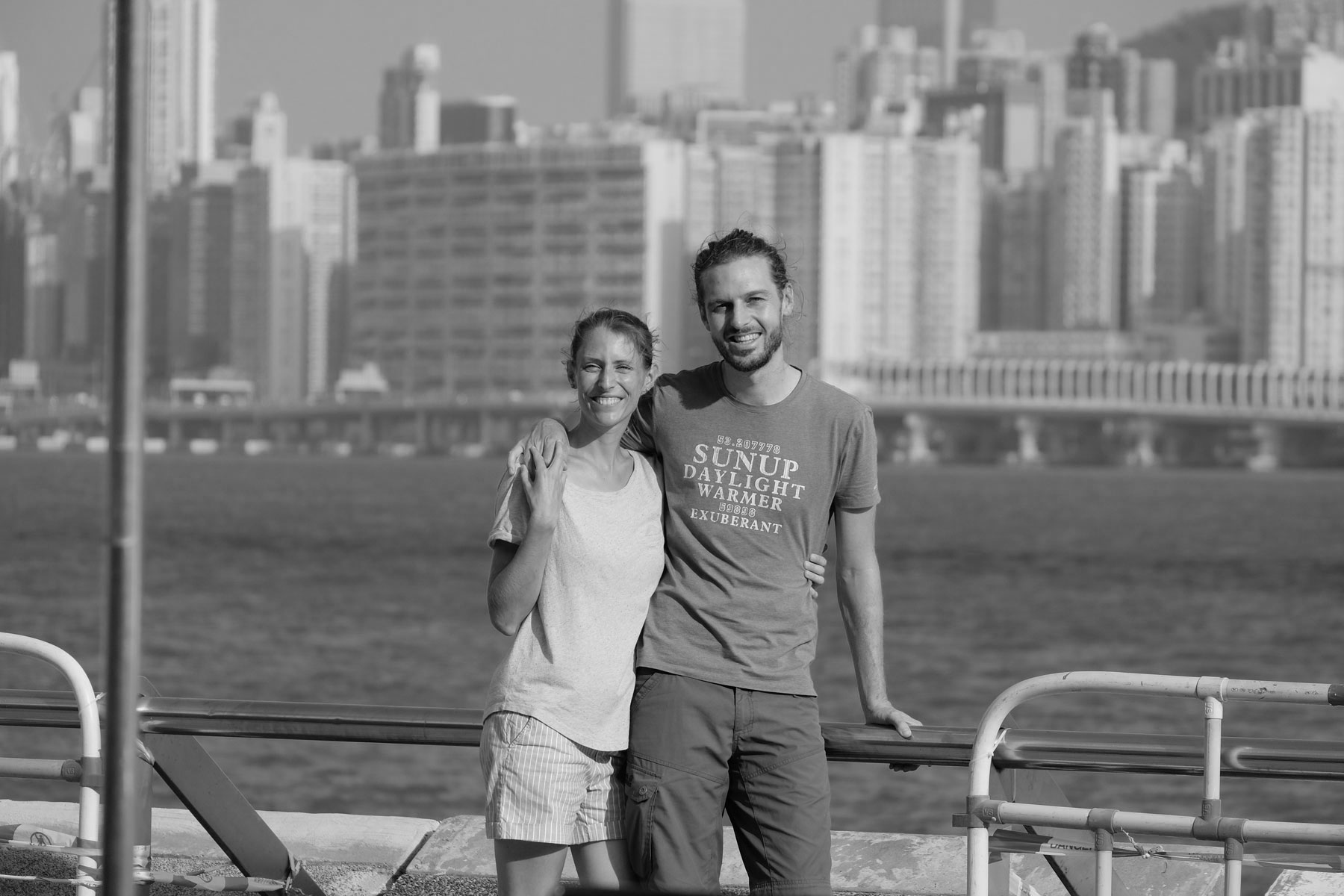 Leo und Sebastian vor der Skyline von Hongkong.