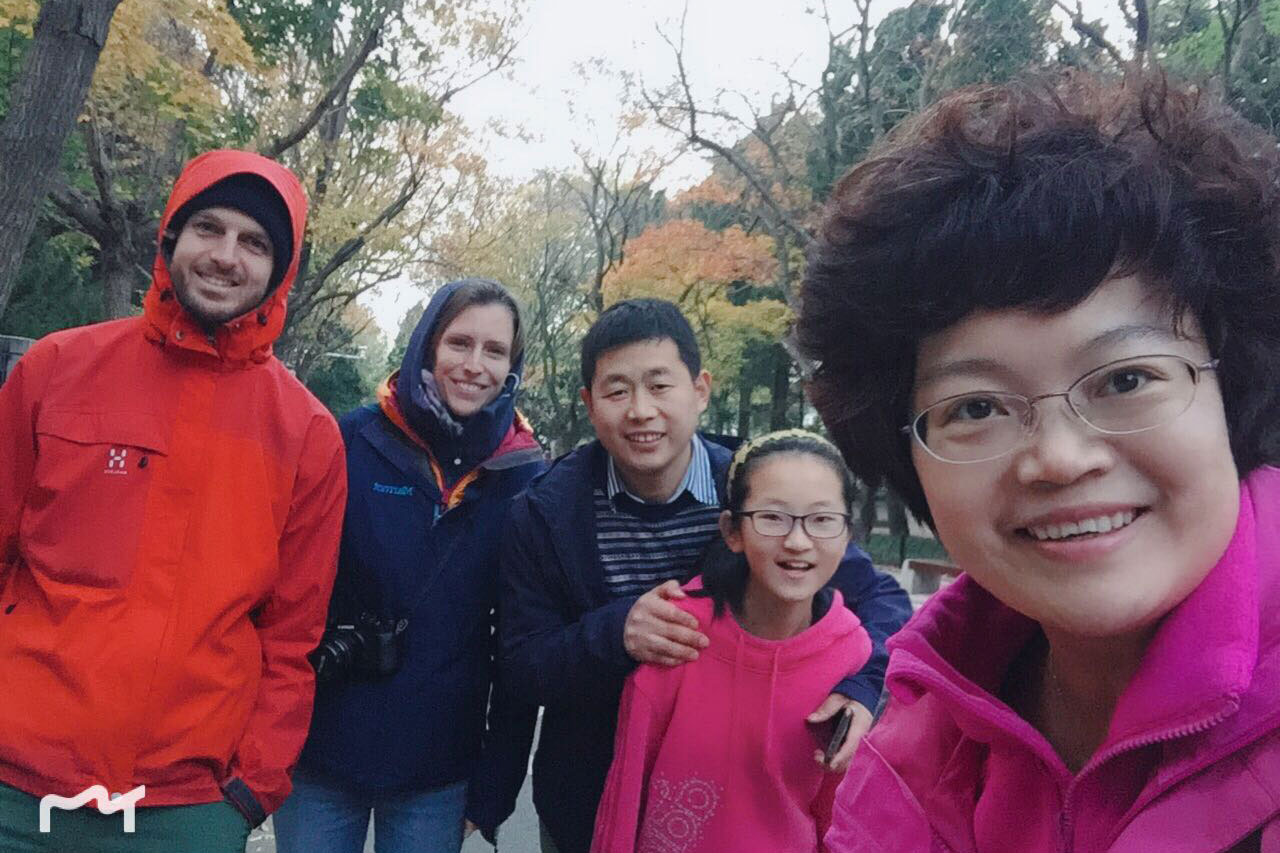 Sebastian und Leo mit einer chinesischen Familie in Qingdao.