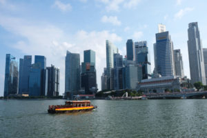 Ein gelbes Schiff vor der Skyline Singapurs