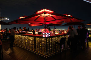Eine rote Bar auf der Dachterrasse des Marina Bay Sands Hotel