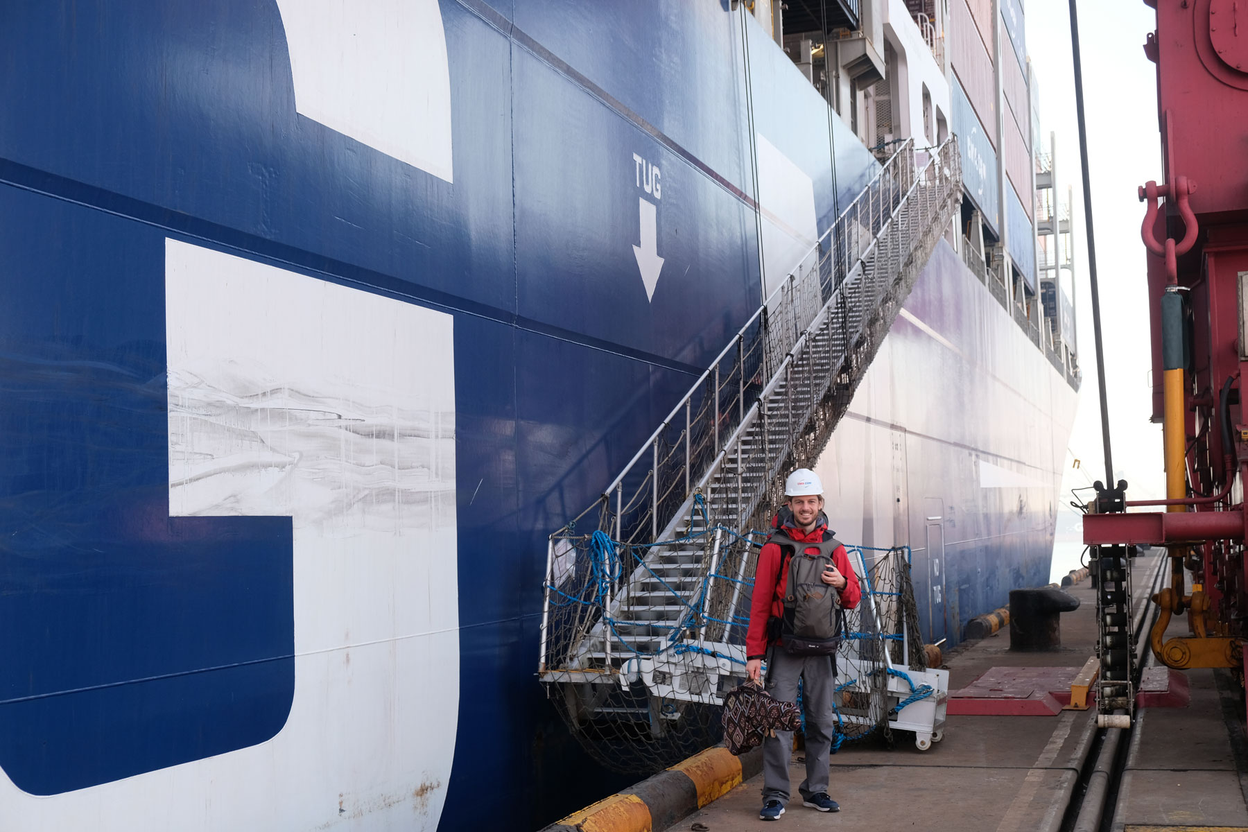 Sebastian an der Gangway der CMA CGM Jacques Jospeh am Hafen von Qingdao.