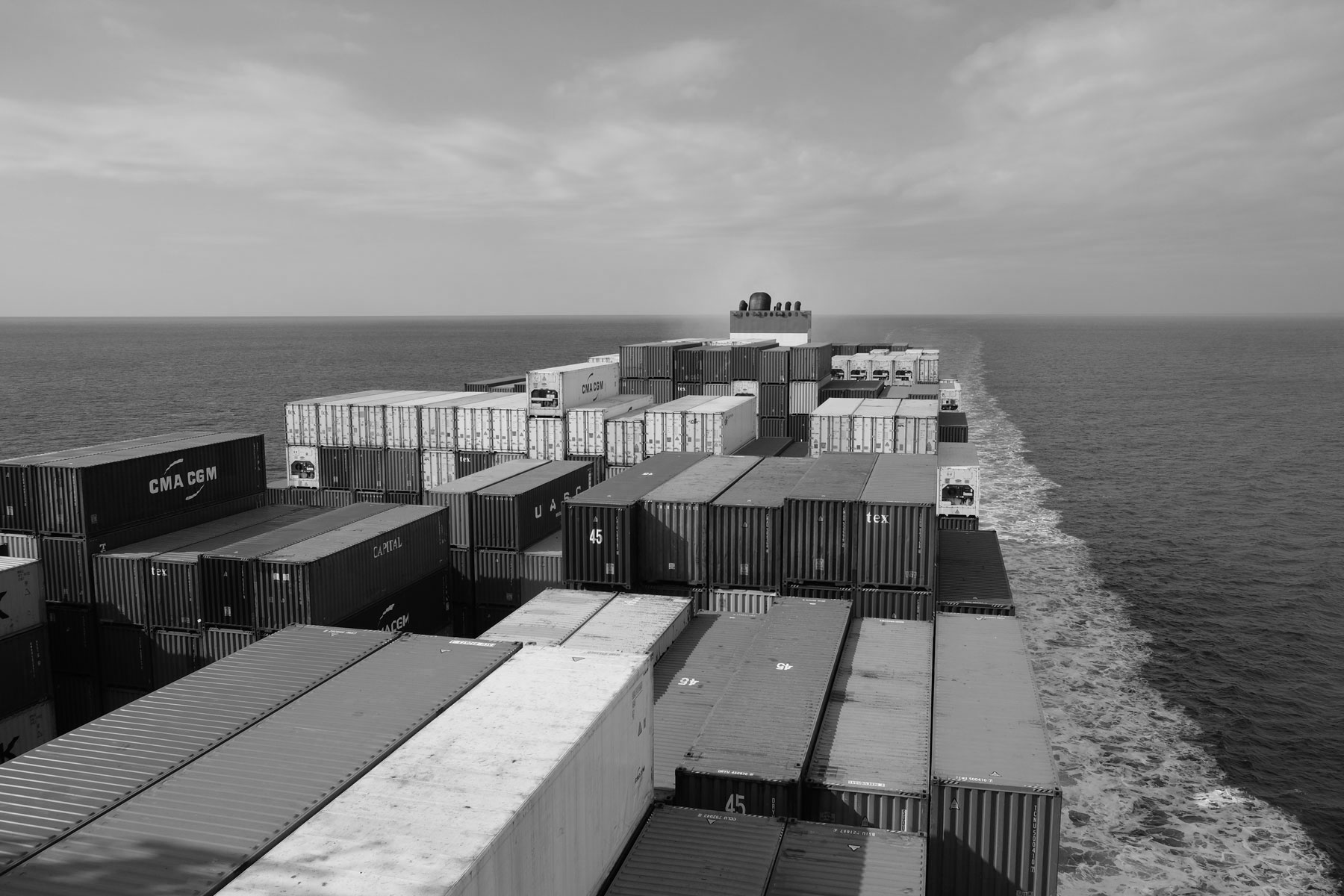 Containerschiff auf dem Pazifik.