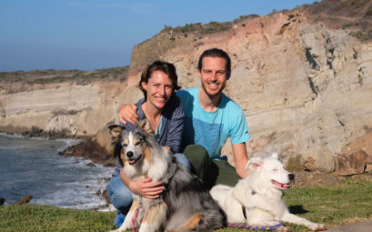 Leo und Sebastian mit zwei Australian Shepherds beim House Sitting in Mexiko.