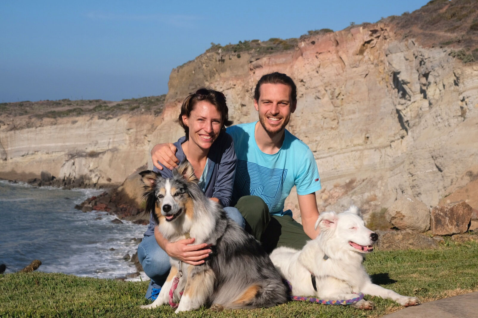 Leo und Sebastian mit zwei Australian Shepherds beim House Sitting in Mexiko.
