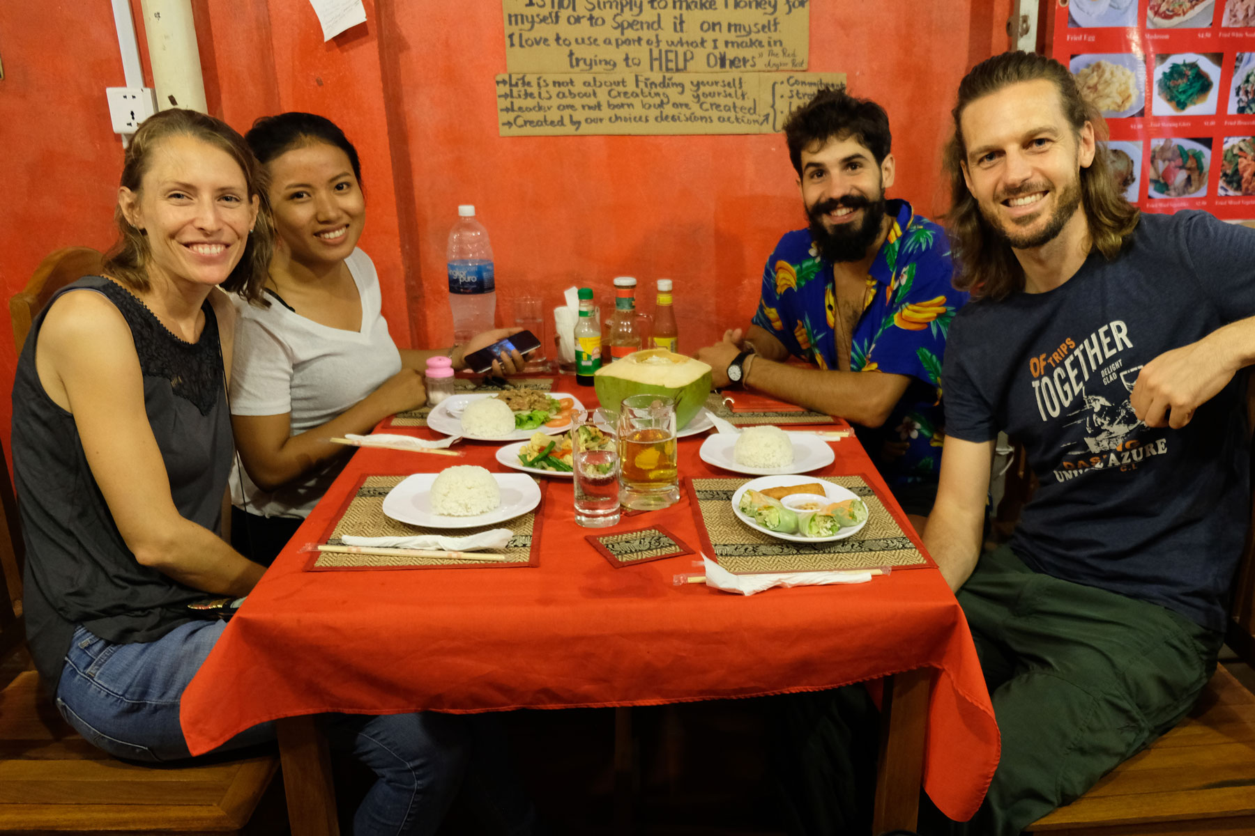 Wir sitzen gemeinsam mit Elias und Kanha beim Abendessen