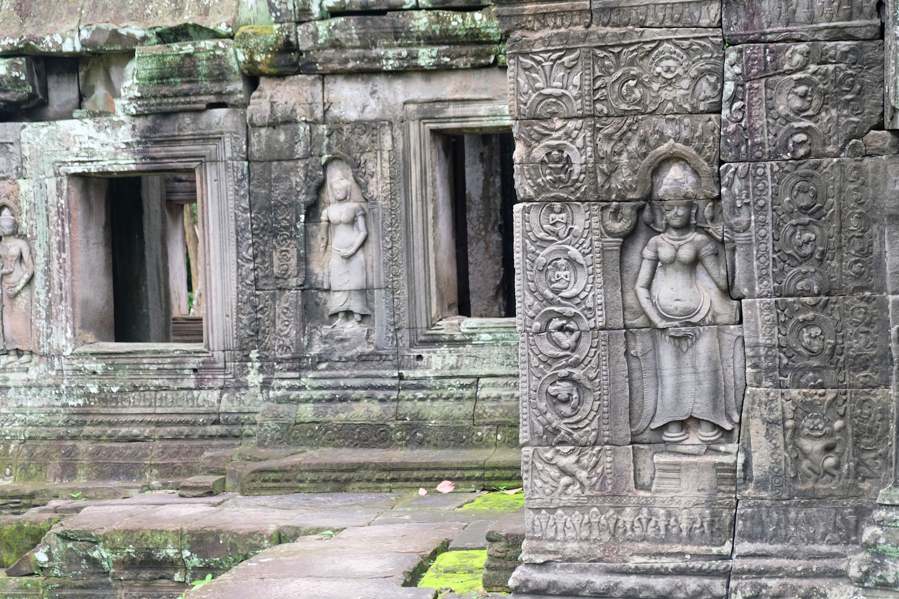 Zwei Apsaras schmücken die Steinwände von Angkor