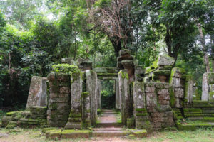 Eine bemoste Ruine im Tempelkomplex von Angkor Wat