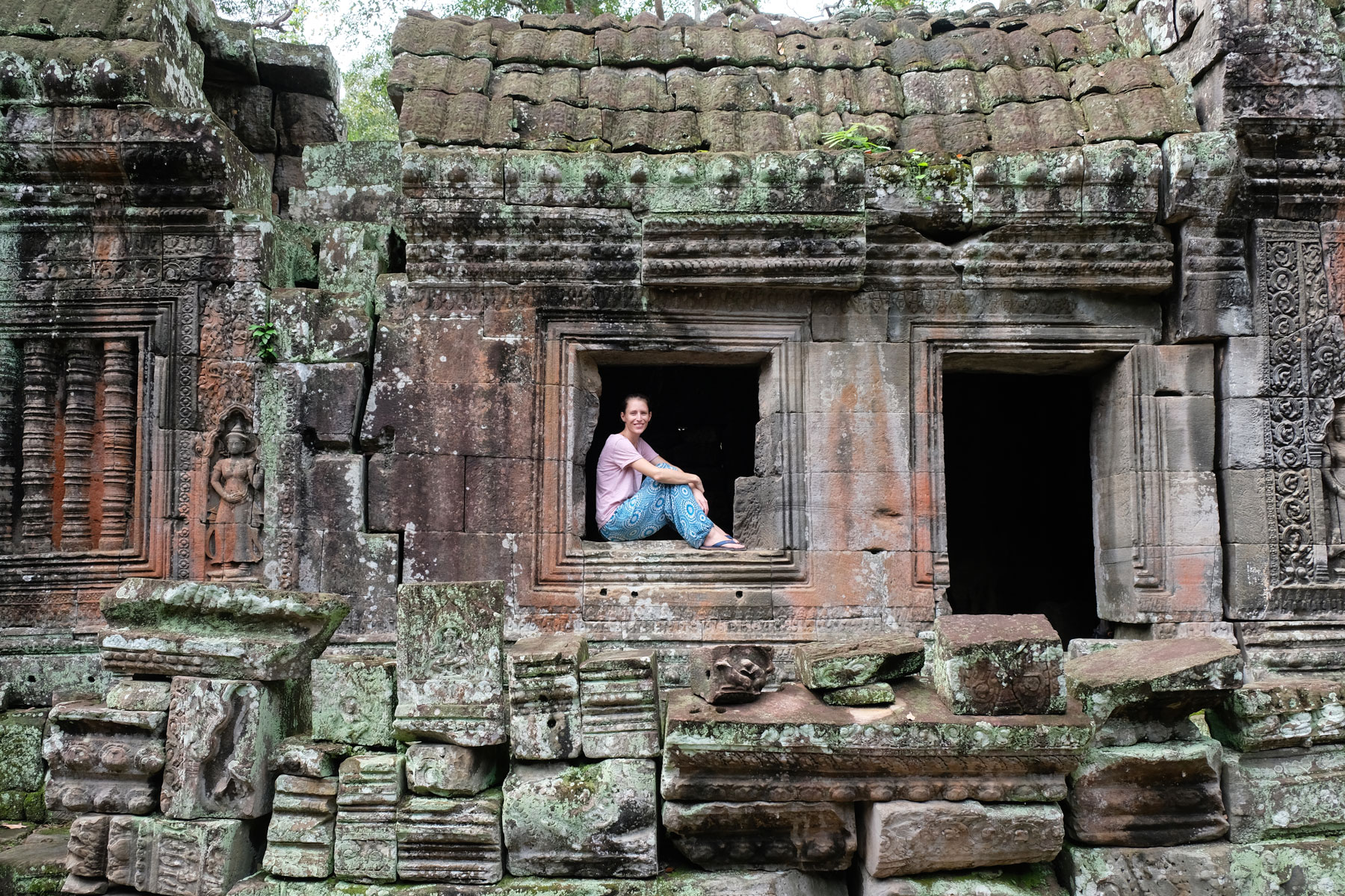 Leo sitzt in einem Fenster des Tempels Banteay Kdei