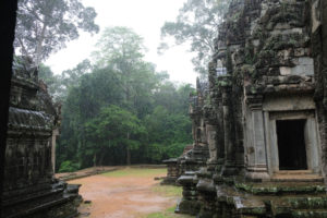 Es bilden sich große Regenpfützen von dem Tempel Thommanon in Angkor Wat