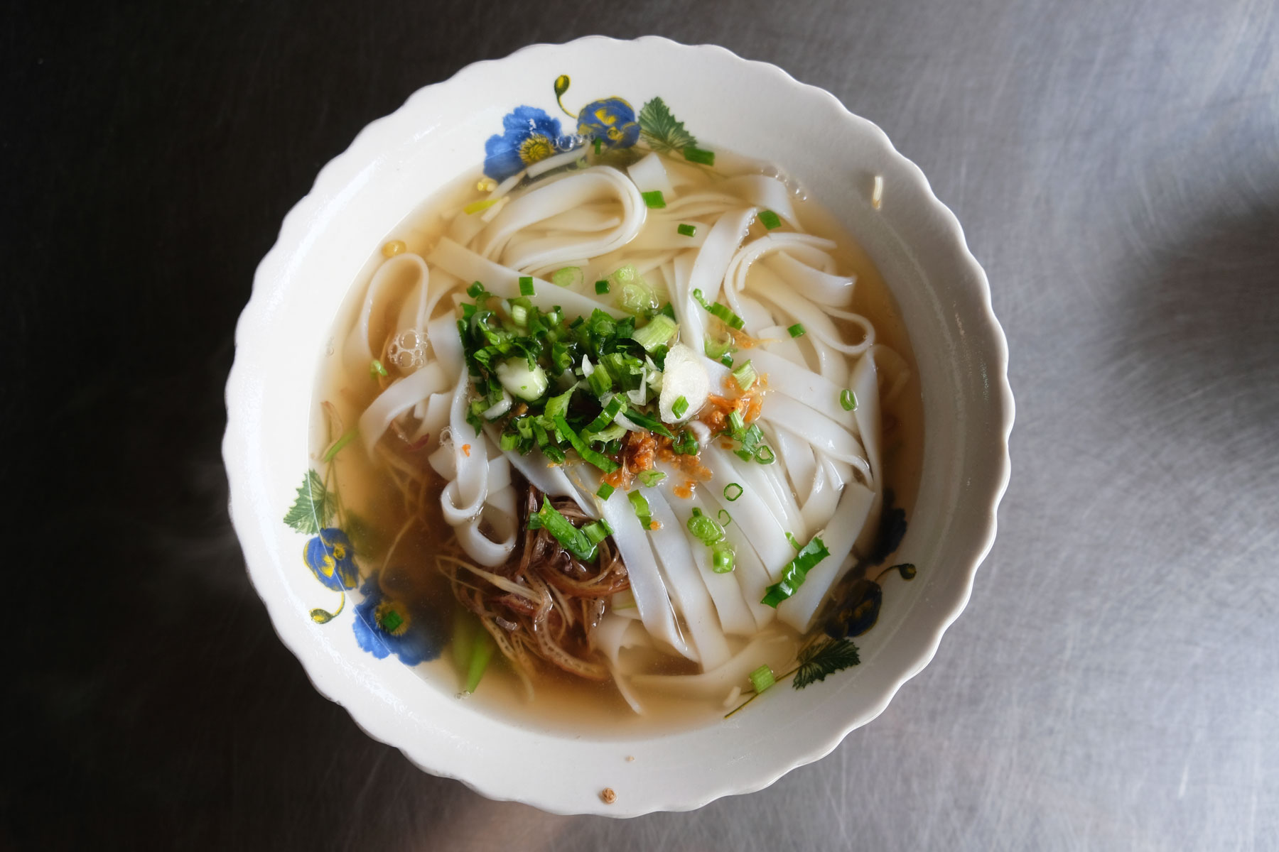 Ein Teller mit kambodschanischer Nudelsuppe