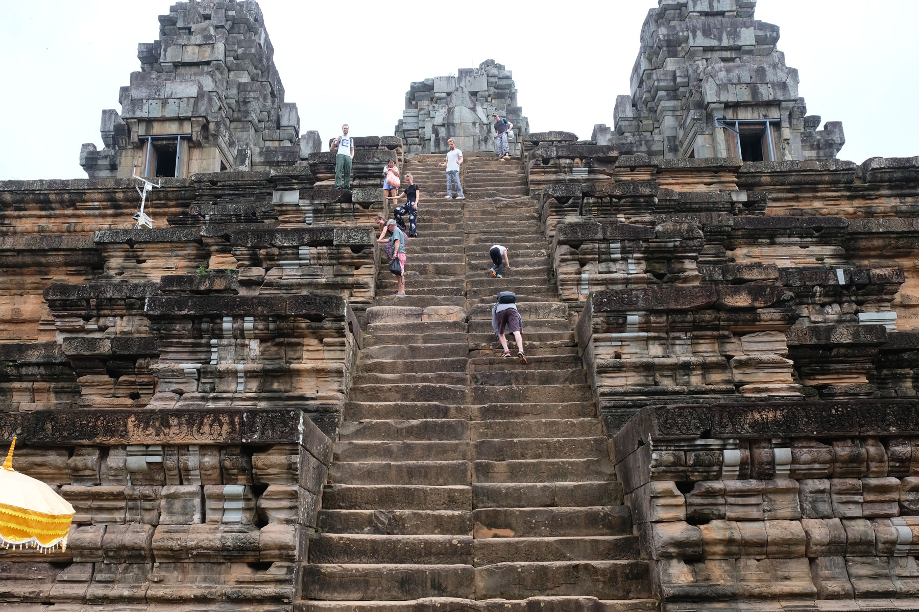 Sebastian steht auf der extrem steilen Treppe vom Tempel Ta Keo in Angkor Wat